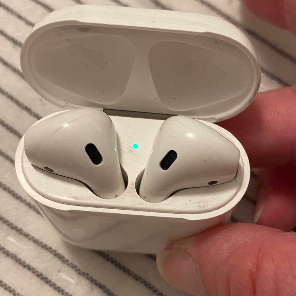 Apple AirPods w/wireless charging case